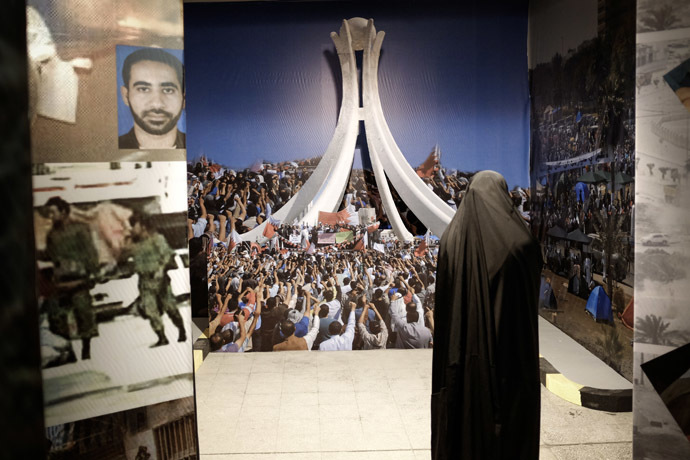 A veiled Bahraini woman stands in front of an art installation at the "revolution museum", set up by the opposition group al-Wefaq Society on October 28, 2013 in Manama. (AFP Photo)