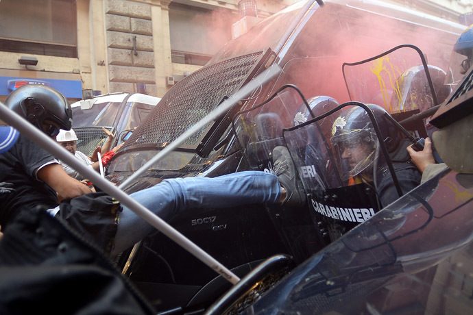 Protesters clash with anti riot-police during a demonstration to ask for affordable housings and against Government's austerity measures on October 31, 2013 in downtown Rome. (AFP Photo/Filippo Monteforte)