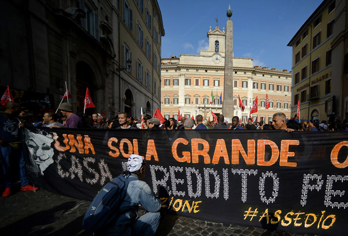 Rome police disperse protest rally with tear gas (PHOTOS) — RT World News