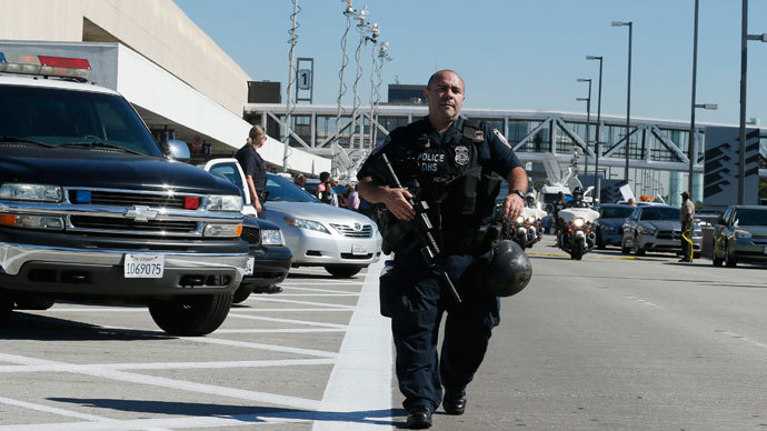 An airport police officer walks towards terminal 3 after a shooting incident at Los Angeles airport (LAX), California November 1, 2013.(Reuters / Lucy Nicholson)