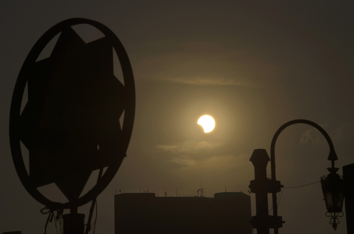 A partial solar eclipse is seen over the Egyptian capital Cairo, on November 3, 2013 (AFP Photo / Khaled Desouki)
