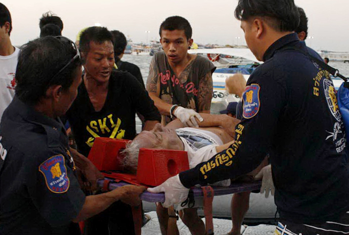 Thai rescue personnel evacuate an injured foreign tourist after a ferry sank off the coast in Pattaya on November 3, 2013 (AFP Photo / STR)