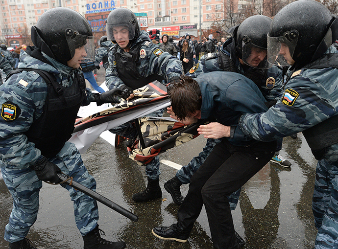 Law enforcement officers detain a participant of the "Russian March-2013" in Moscow on November 4, 2013. (RIA Novosti / Iliya Pitalev)