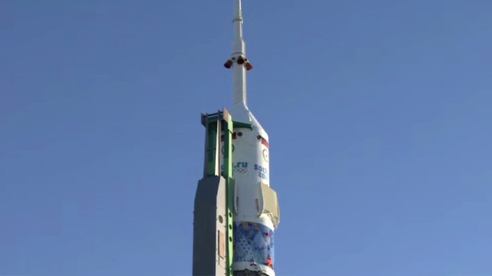 The Soyuz TMA-11M spacecraft is decorated with the 2014 Sochi Olympiade symbols (Screenshot from RTR feed)