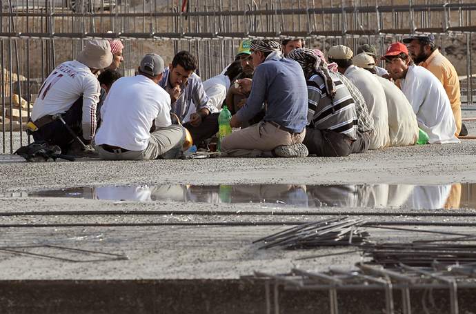 Foreign workers have a breakfast at a construction site in the Saudi capital Riyadh on October 30, 2013 (AFP Photo / Fayez Nureldine) 