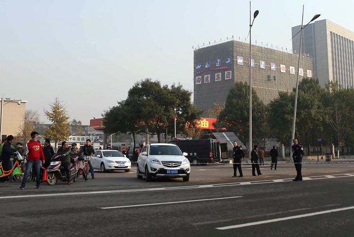 Policemen cordon off a street after an explosion outside a provincial headquarters of China's ruling Communist Party in Taiyuan, north China's Shanxi province on November 6, 2013. (AFP/China Out)