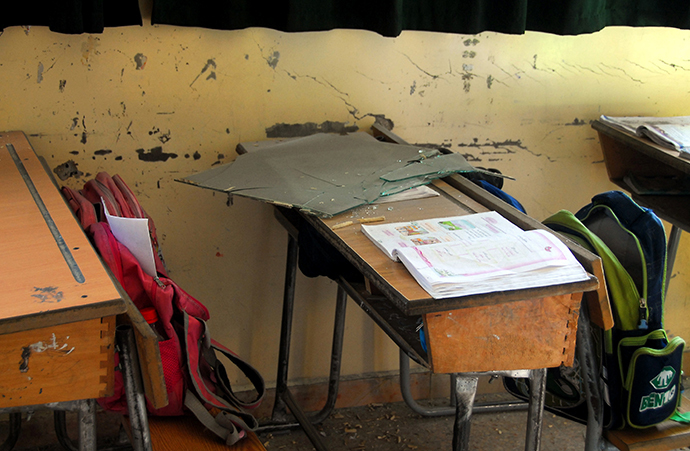 A handout picture released by the official Syrian Arab News Agency (SANA) on November 6, 2013, allegedly shows shard of glass on classroom table after a bomb explosion rocked the heart of the Syrian capital Damascus. (AFP Photo)