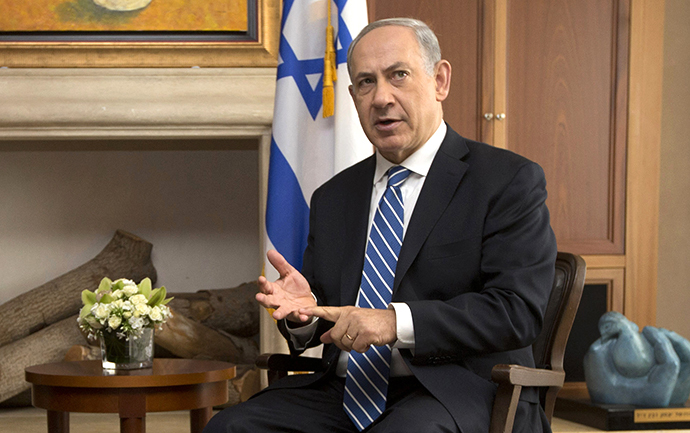 Israeli Prime Minister Benjamin Netanyahu speaks near US Secretary of State John Kerry during a meeting on November 6, 2013 in Jerusalem. (AFP Photo / Jason Reed)