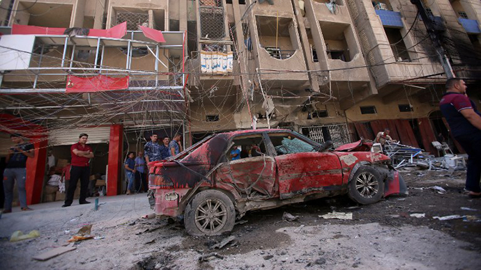 Iraqi civilians check the site of an explosion in Baghdad on August 28, 2013. (AFP Photo / Ali Al-Saadi)