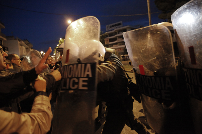 Riot police clash with people gathered outside the headquarters of former public broadcaster ERT in Athens on November 7, 2013. (AFP Photo / Kostis Ntantamis) 