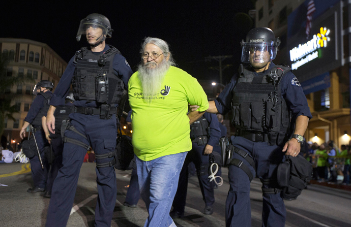 Los Angeles police arrest a protester during a demonstration for better wages outside Walmart in Los Angeles, November 7, 2013. (Reuters / Lucy Nicholson)