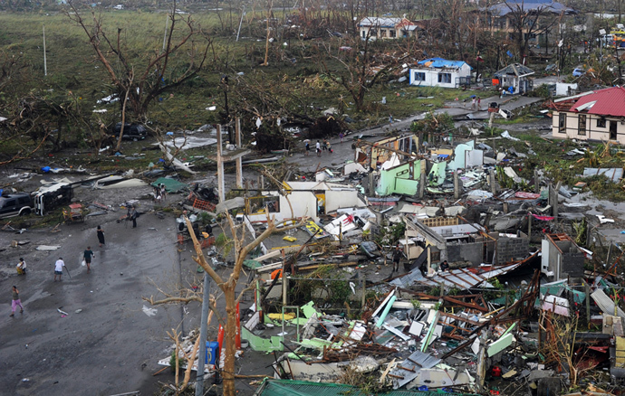 A general shot shows houses destroyed by the strong winds caused by typhoon Haiyan at Tacloban, eastern island of Leyte on November 9, 2013. (AFP Photo / Noel Celis)