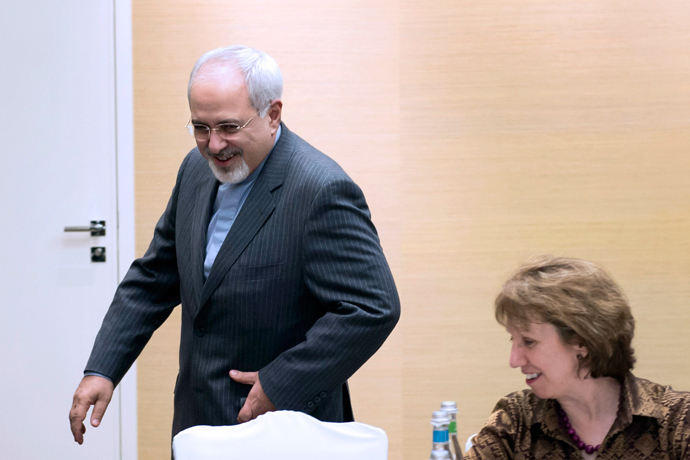 Iranian Foreign Minister Mohammad Javad Zarif (L) gestures next to EU High Representative for Foreign Affairs Catherine Ashton (R) during a meeting on the third day of talks on Iran's nuclear program on November 9, 2013 in Geneva (AFP Photo)