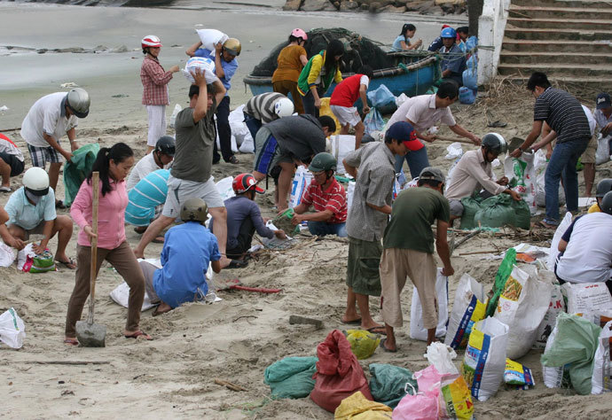 Residents prepare sand bags to reinforce a sea dyke in the central province of Phu Yen on November 9, 2013. Vietnam has started evacuating over 100,000 people from the path of Super Typhoon Haiyan, state media said on November 9, 2013.(AFP Photo / Vietnam News Agency )