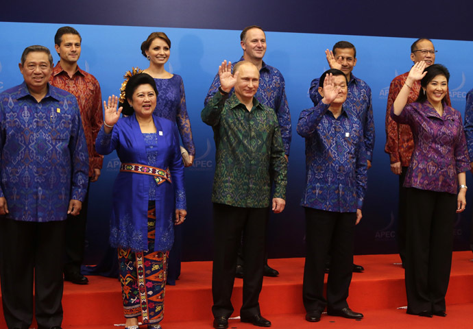 (L to R, 1st row) Indonesia's President Susilo Bambang Yudhoyono, First Lady Ani Yudhoyono, Russia's President Vladimir Putin, Vietnam's President Truong Tan Sang, Thailand's Prime Minister Yingluck Shinawatra, (L-R, 2nd row) Mexico's President Enrique Pena Nieto, Mexico's First Lady Angelica Rivera, New Zealand Prime Minister John Key, Peru's President Ollanta Humala and Philippines President Benigno Aquino wave during a family photo before the gala dinner hosted for the leaders at the Asia-Pacific Economic Cooperation (APEC) Summit in Nusa Dua on the Indonesian resort island of Bali on October 7, 2013. (AFP Photo)