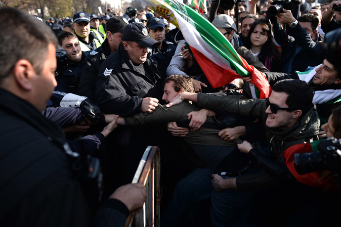 Protesters try to remove a security metal fence in front of the Parliament building during an anti-government protest in Sofia on November 10, 2013. (AFP Photo/Dmitar Dilkoff)