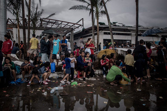 Typhoon victims wait to be evacuated at the airport in Tacloban, on the eastern island of Leyte on November 12, 2013 after Super Typhoon Haiyan swept over the Philippines. (AFP Photo / Philippe Lopez)