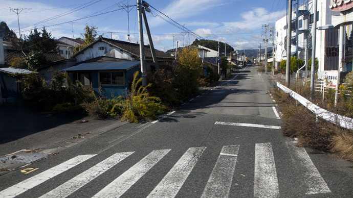 A deserted street inside the contaminated exclusion zone around the crippled Fukushima Dai-ichi nuclear power station near Okuma on November 12, 2011. (AFP Photo / David Guttenfelder)