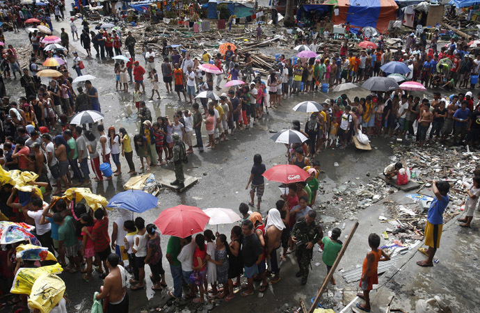Victims queue for food and water in the aftermath of super typhoon Haiyan in Tacloban city, central Philippines - November 14, 2013. (Reuters)