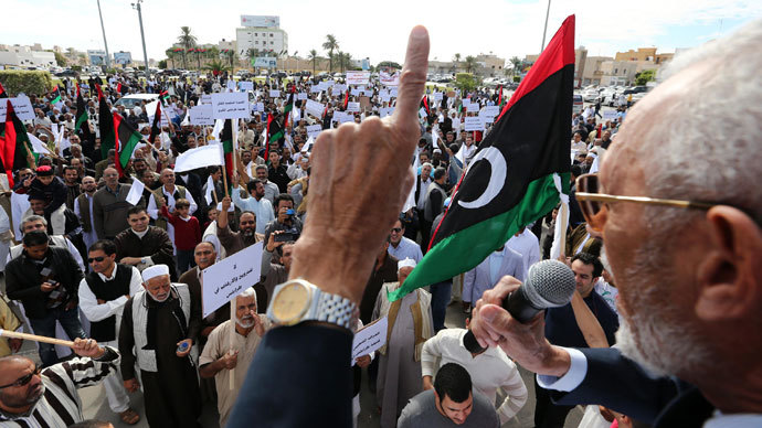 Libyan protesters gather during a demonstration calling on militiamen to vacate their headquarters in southern Tripoli on November 15, 2013.(AFP Photo / Mahmud Turkia)