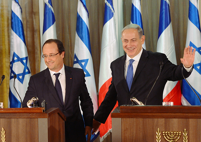 Israel Prime Minister Benjamin Netanyahu (R) waves next to French President Francois Hollande following a joint press conference in Jerusalem on November 17, 2013. (AFP Photo / Pool / Alain Jocard) 