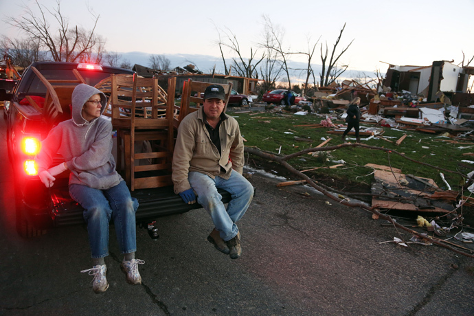 (L - R) Tina Junk and Gary Junk, residents of Elgin Avenue, salvage what remains after a tornado struck on November 17, 2013 in Washington, Illinois. (Tasos Katopodis / Getty Images / AFP) 
