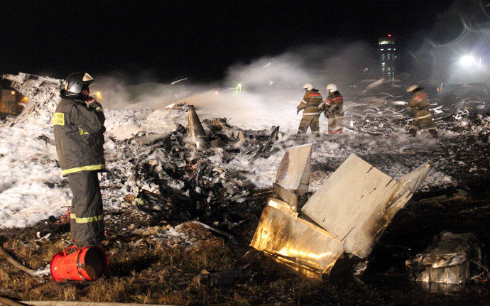 A handout photo provided early on November 18, 2013 by the Russian Emergencies Ministry's press service shows rescuers working at the crash site of a Boeing 737 passenger airliner in the international airport of Russia's Volga city of Kazan (AFP Photo)