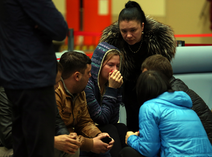 Relatives cry inside the main building of Kazan airport on November 17, 2013. (AFP Photo / Roman Kruchinin)