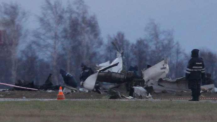 Wreckage is seen at the site of a Tatarstan Airlines Boeing 737 crash at Kazan airport November 18, 2013 (Reuters / Maxim Shemetov)