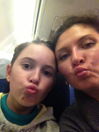 Ellina Skvortsova and her 11-year-old daughter Dasha (Image from twitter.com @romanskvortsov)