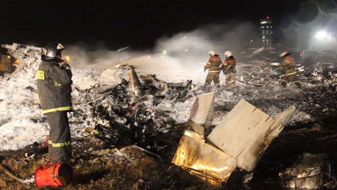 EMERCOM personnel at the site of the crash of Tatarstan Airlines' Boeing 737 passenger aircraft that crashed while landing at Kazan airport.(RIA Novosti)