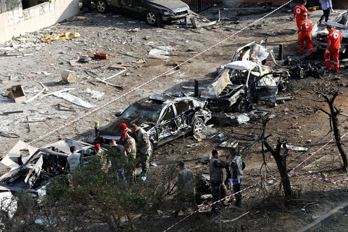 Rescuers and military policemen work on the site of a double suicide bombing outside Iran's embassy in Bir Hassan neighbourhood in southern Beirut on November 19, 2013. (AFP Photo)