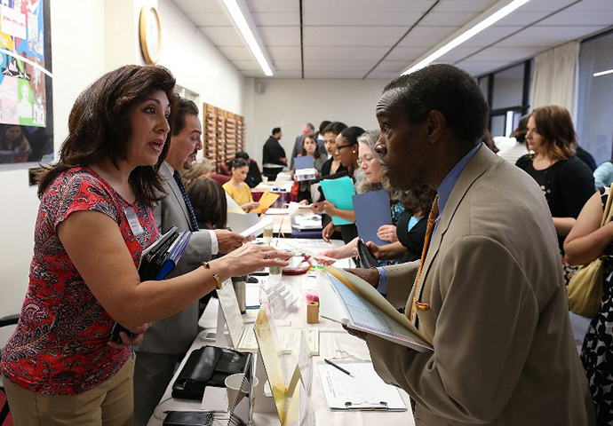 A job seeker (R) meets with a recruiter for the Fremont Unified School District during a job fair at the Alameda County Office of Education on April 24, 2013 in Hayward, California. (AFP Photo / Justin Sullivan)