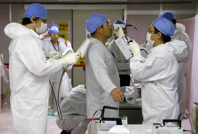 Workers are checked for radiation at the Tokyo Electric Power Corp's (TEPCO) tsunami-crippled Fukushima Daiichi nuclear power plant in Fukushima prefecture November 7, 2013. (Reuters/Kimimasa Mayama)