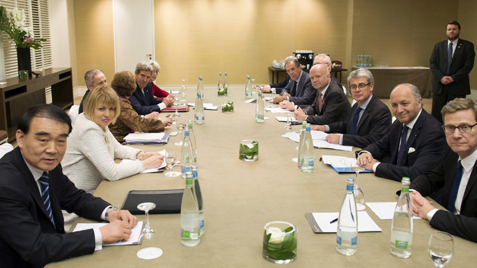 (From L, front to back) Chinese Vice Foreign Minister Li Baodong (L), EU High Representative for Foreign Affairs Catherine Ashton (3rd L), US Secretary of State John Kerry (4th L), and (from R, front to back) Germany's Foreign Minister Guido Westerwelle, French Foreign Minister Laurent Fabius, British Foreign Secretary William Hague (4th R) and Russian Foreign Minister Sergey Lavrov (5thR) speak together during the third day of closed-door nuclear talks in Geneva on November 9, 2013. (AFP Photo)