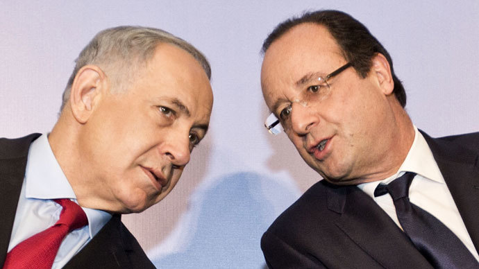 French President Francois Hollande (R) speaks to Israeli Prime Minister Benjamin Netanyahu.(AFP Photo / Jack Guez)