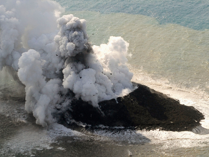 Smoke from an erupting undersea volcano forms a new island off the coast of Nishinoshima, a small uninhabited island, in the southern Ogasawara chain of islands in this November 21, 2013 (Reuters / Kyodo)