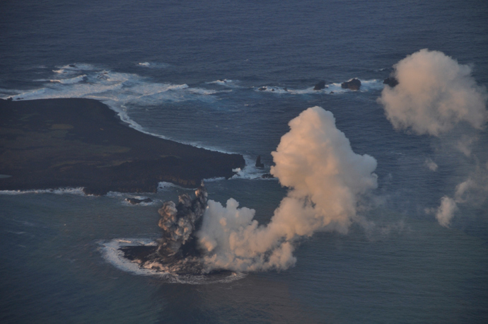 Smoke from an erupting undersea volcano forms a new island off the coast of Nishinoshima (top L), a small uninhabited island, in the southern Ogasawara chain of islands in this November 20, 2013 (Reuters / Japan Coast Guard / Handout via Reuters)