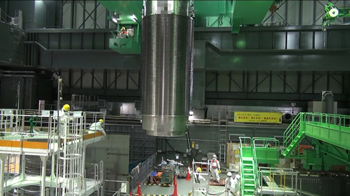 Cask of nuclear fuel rods being transferred from a spent fuel pool of the unit four reactor building of TEPCO's Fukushima Dai-ichi nuclear plant at Okuma town in Fukushima prefecture on November 21, 2013. (AFP Photo / TEPCO)