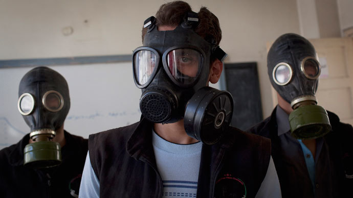 Volunteers wear gas masks during a class on how to respond to a chemical attack, in the northern Syrian city of Aleppo on September 15, 2013.(AFP Photo / Jm Lopez)