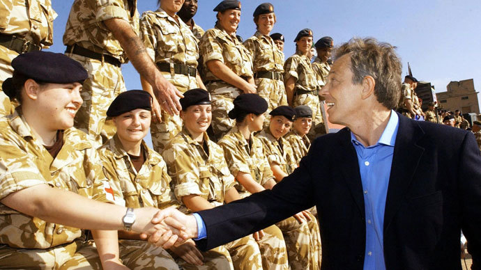 British Prime Minister Tony Blair meets troops as he arrives in Basra for a visit to British soldiers in Iraq 04 January 2004.(AFP Photo / Stephan Rousseau)