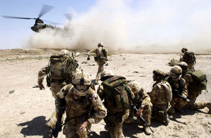 Picture released by the British Defense Ministry shows soldiers from the RECCE and PATROLS Platoon, Fire Support Company of The 1st Battalion The Royal Welch Fusilers (1 RWF) mount heli borne Eagle VCP's (Vehicle Check Points) near the southern Iraqi City of Basra 02 July 2004.(AFP Photo / Mod)