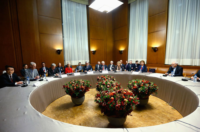 European Union foreign policy chief Catherine Ashton (2nd R) speaks with Iranian Foreign Minister Mohammad Javad Zarif (R) during a photo opportunity before the start of two days of closed-door nuclear talks at the United Nations European headquarters in Geneva November 20, 2013.(Reuters / Denis Balibouse)