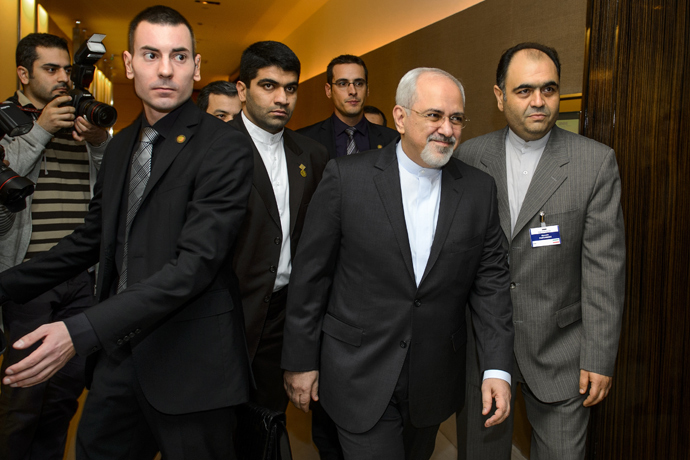 Iranian Foreign Minister Mohammad Javad Zarif (2nd R) arrives to talks over Iran's nuclear programme in Geneva on November 22, 2013 (AFP Photo / Fabrice Coffrini)