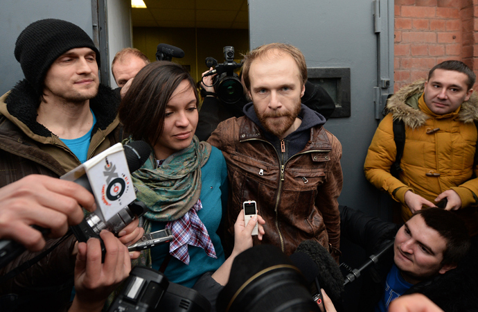 Photographer Denis Sinyakov released on a 2-million-ruble bail and his wife, Alina, center, at the St. Petersburg Detention Facility No. 1 (RIA Novosti / Alexey Danichev)