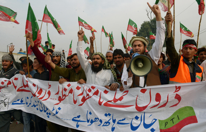 Activists of Pakistan Tehreek-e-Insaaf (PTI) shout slogans as they arrive to attend a protest rally in Peshawar on November 23, 2013 (AFP Photo / A Majeed)