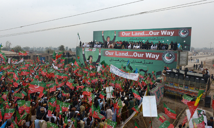 Activists of Pakistan Tehreek-e-Insaaf (PTI) gather during a protest rally in Peshawar on November 23, 2013 (AFP Photo / A Majeed)