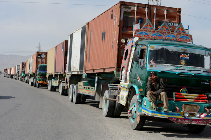 A NATO supply truck driver waits for a security check at the NLC check point in Quetta (AFP Photo / Banaras Khan)