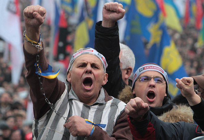 Protestors shout slogans as they attend a rally to support EU integration in central Kiev November 24, 2013. (RIA Novosti / Grigory Vasilenko)