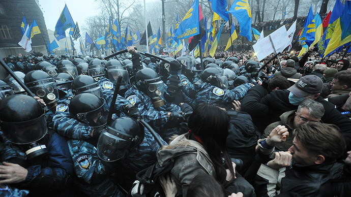 Protesters and riot police clash in front of the Cabinet of Ministers of Ukraine during a rally in Kiev on November 24, 2013. (RIA Novosti / Alexei Furman)